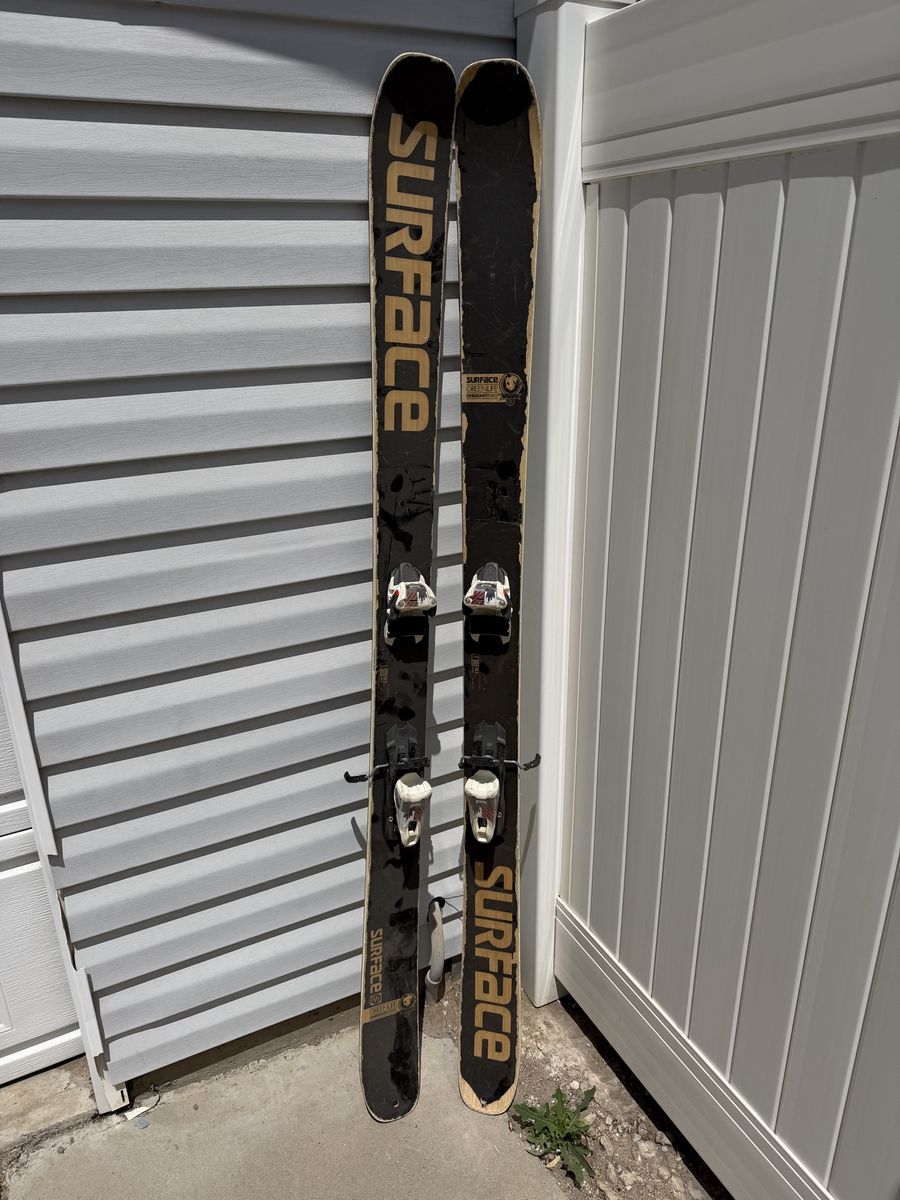Surface skis