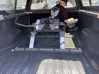 5TH WHEEL HITCH COMPLETE SETUP(Ford F250) – HEAVY DUTY For Sale