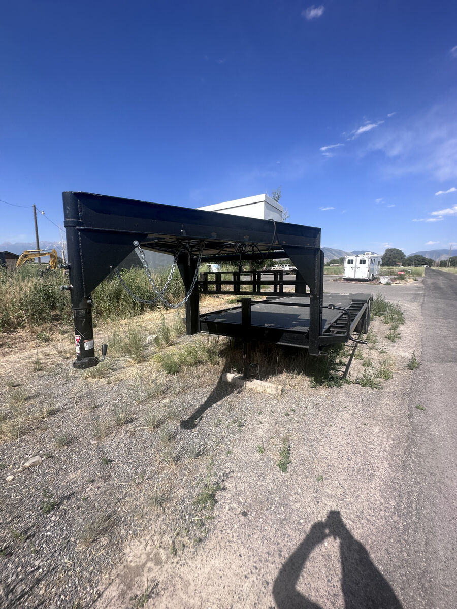 25' Flatbed gooseneck with winch for rent