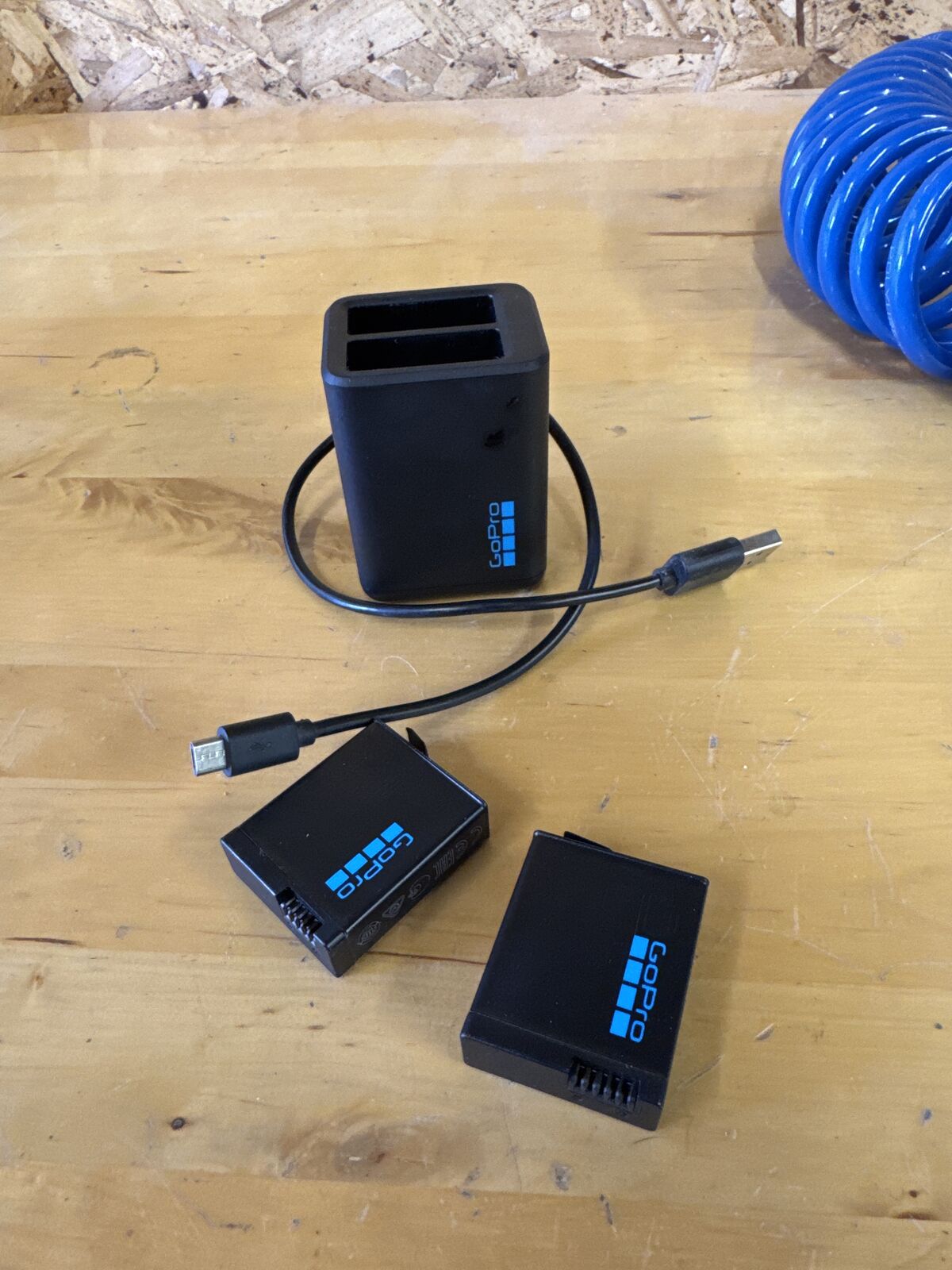 GoPro Dual Battery Charger + 2 batteries