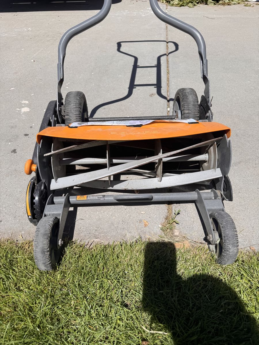 Fiskars Stay Sharp Max Reel Lawn Mower
