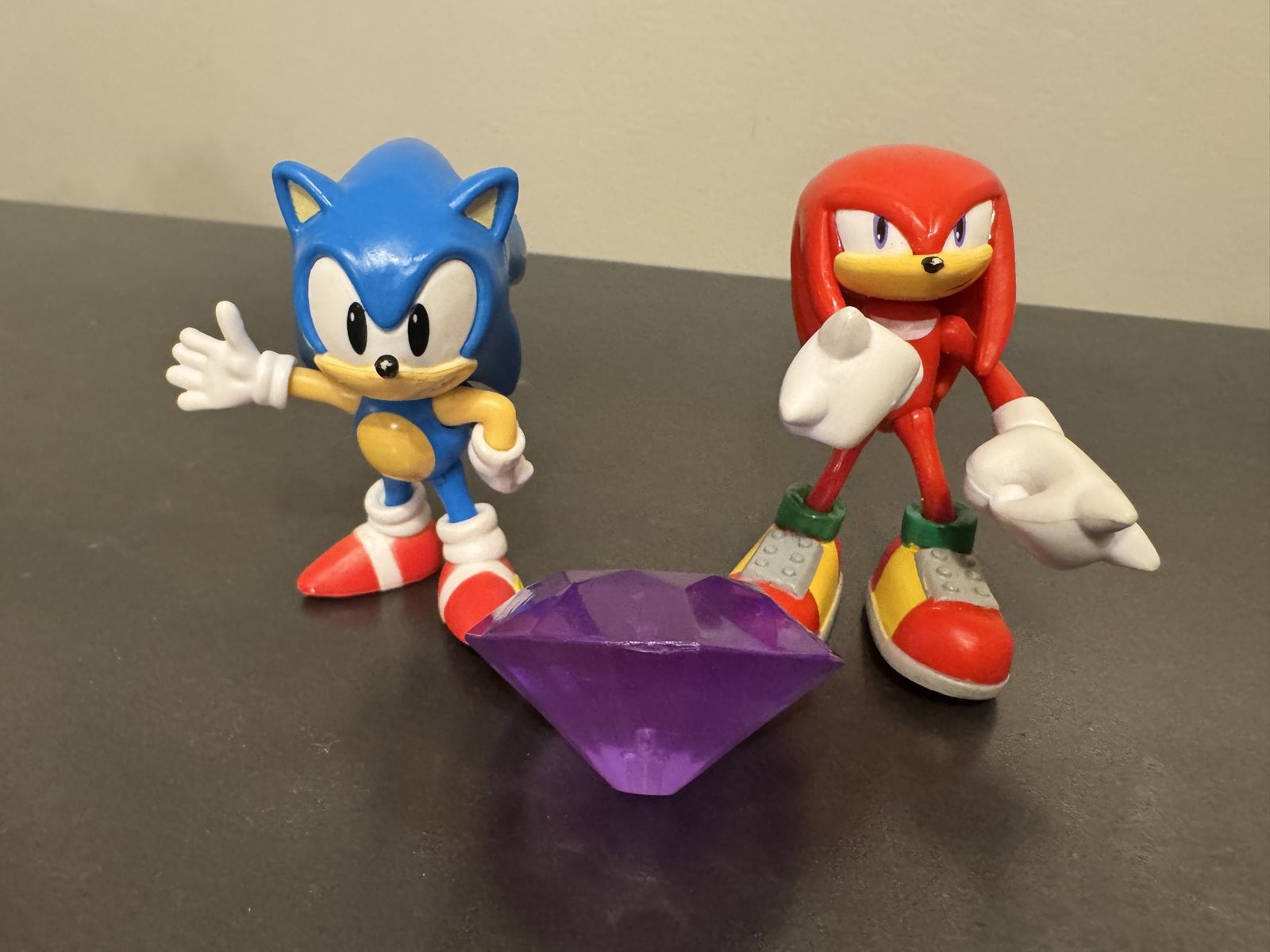 Sonic the Hedgehog and Knuckles Action Figures with Chaos Emerald - Collectible Set with moving arms, legs, and head.