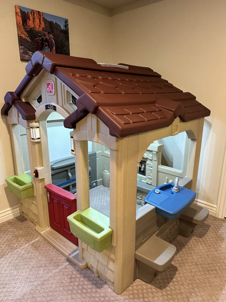 Step2 playhouse Cottage - Pristine Condition