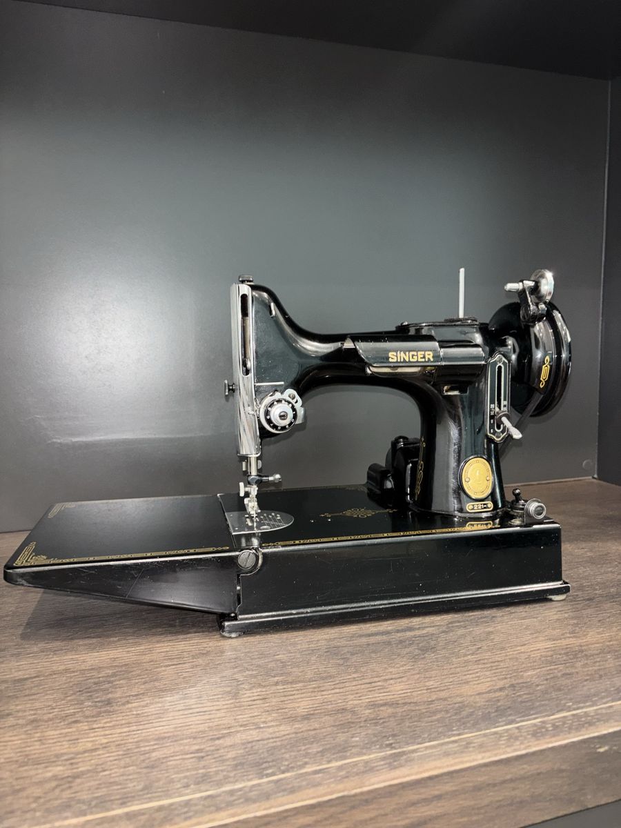 Singer Featherweight 221 Sewing Machine (1954) Black Portable Vintage