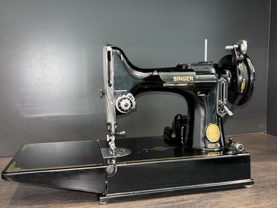 Singer Featherweight 221 Sewing Machine (1954) Black Portable Vintage