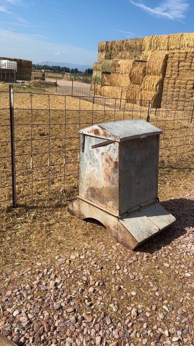 Galvanized Metal Pig and Livestock Creep Feeder