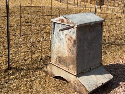 Galvanized Metal Pig and Livestock Creep Feeder