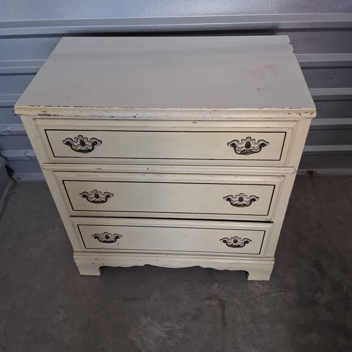 Vintage Cream 3-Drawer Dresser with Distressed Finish and Ornate Hardware