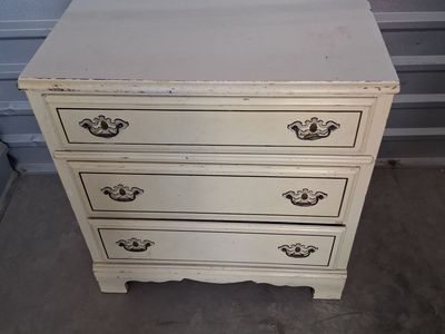 Vintage Cream 3-Drawer Dresser with Distressed Finish and Ornate Hardware
