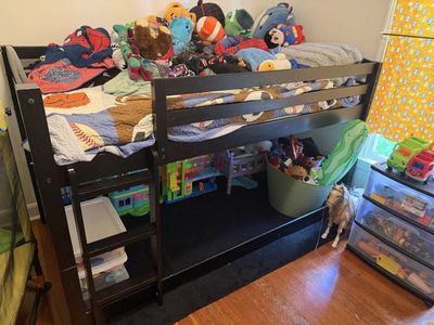 Twin bunk bed