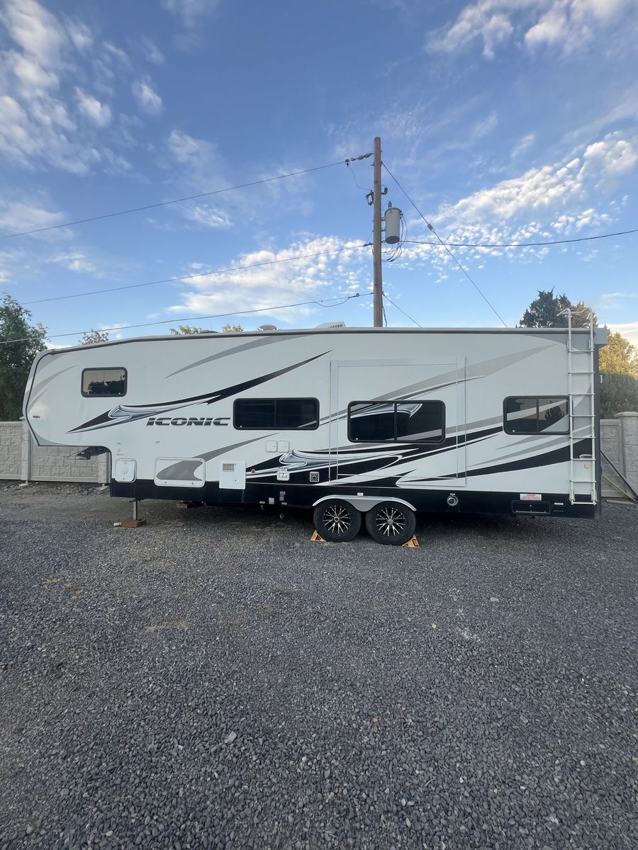 2015 Iconic 2817 Toy Hauler 5th Wheel