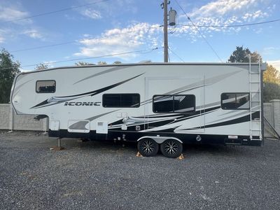 2015 Iconic 2817 Toy Hauler 5th Wheel