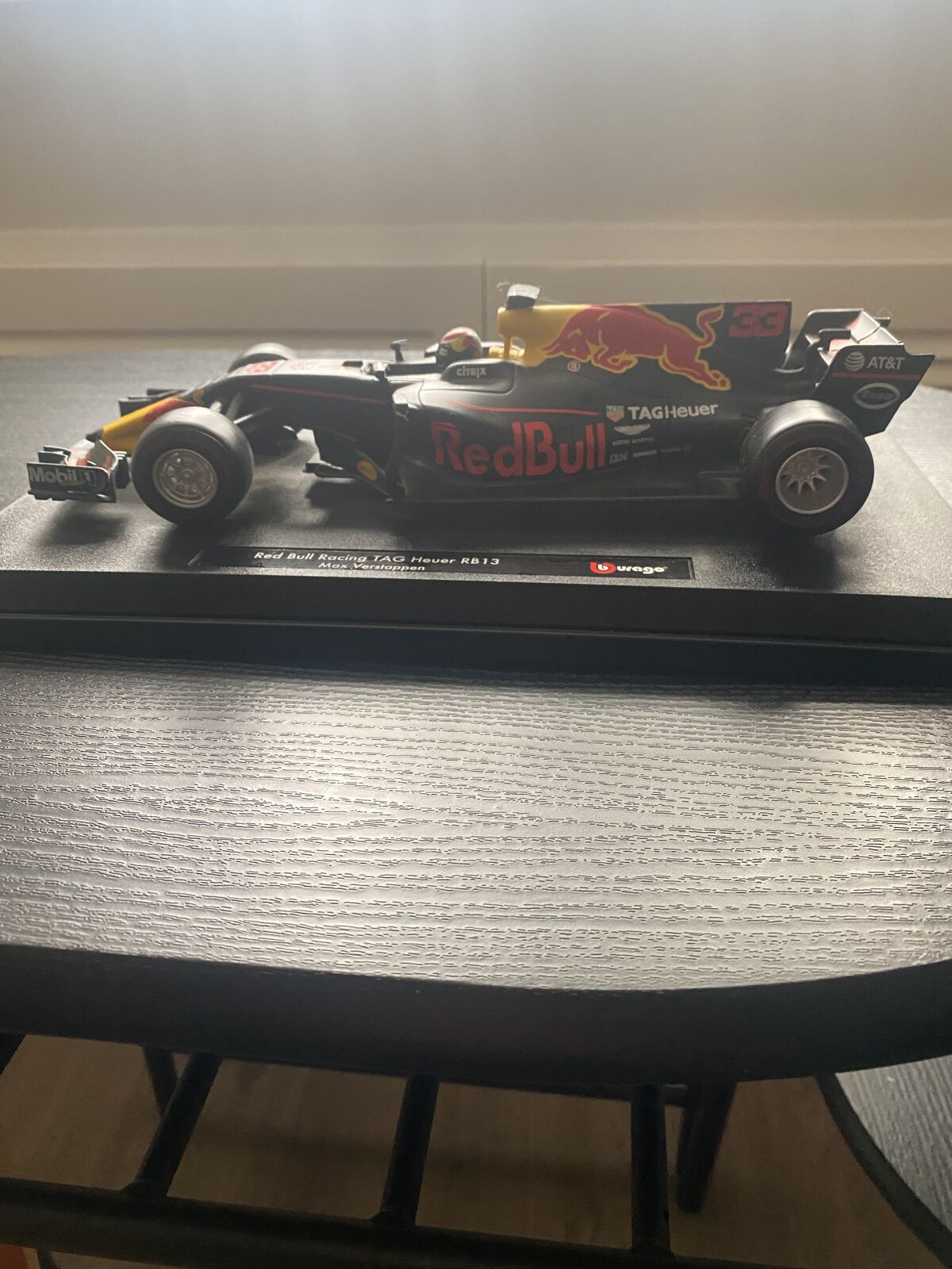 Burago  REDBULL RACING RB13  1 1/18 SIZE