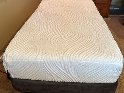 Serta Adjustable Twin XL Bed (Base & Mattress) $200 OBO