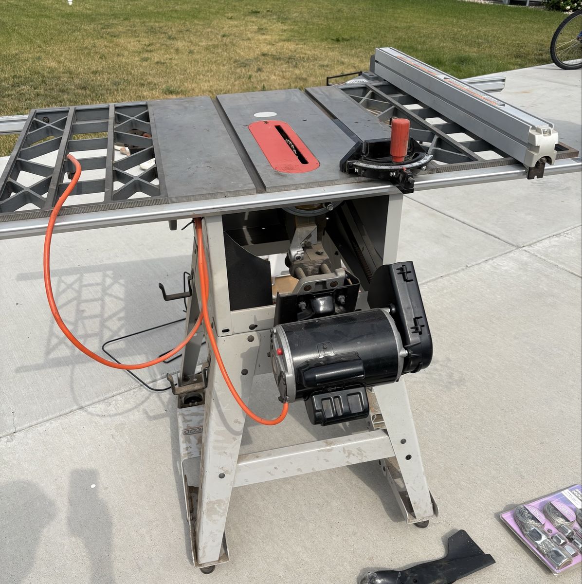 Heavy Duty Ridgid Table Saw with Stand - Excellent Condition