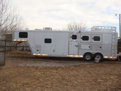 2003 CM 3 horse trailer with 10' shortwall LQ