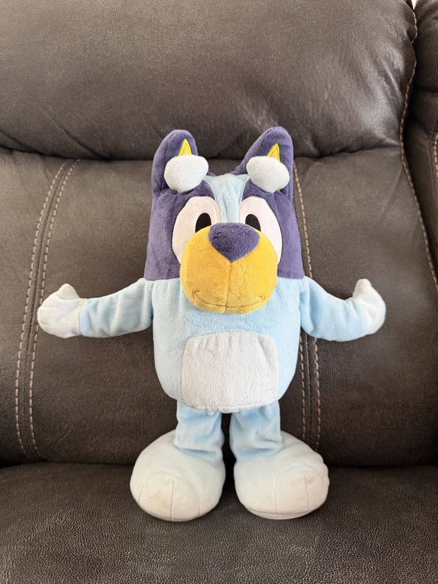 Bluey dance and sing