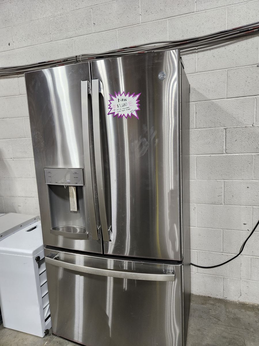 BRAND NEW! GE 22.1 CF COUNTER DEPTH FRENCHDOOR FRIDGE!