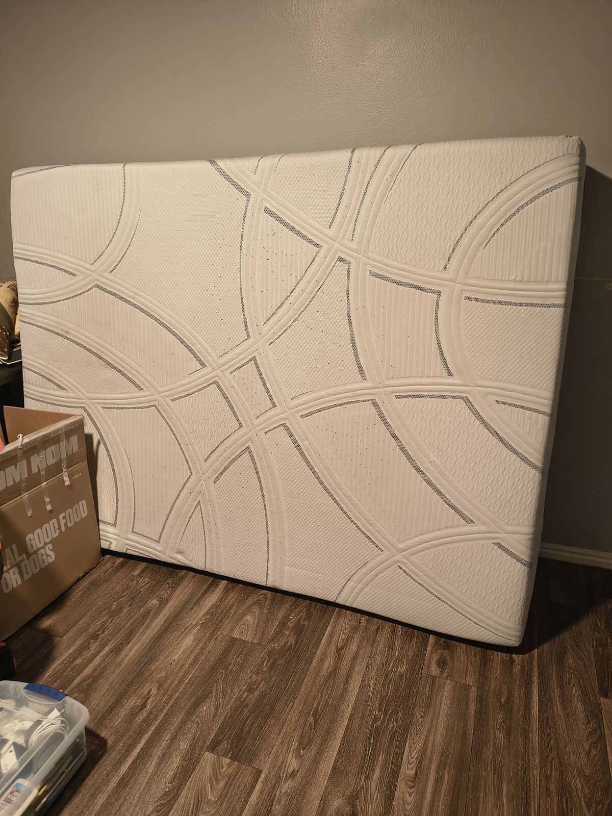 Excellent condition Queen Serta Memory Foam mattress