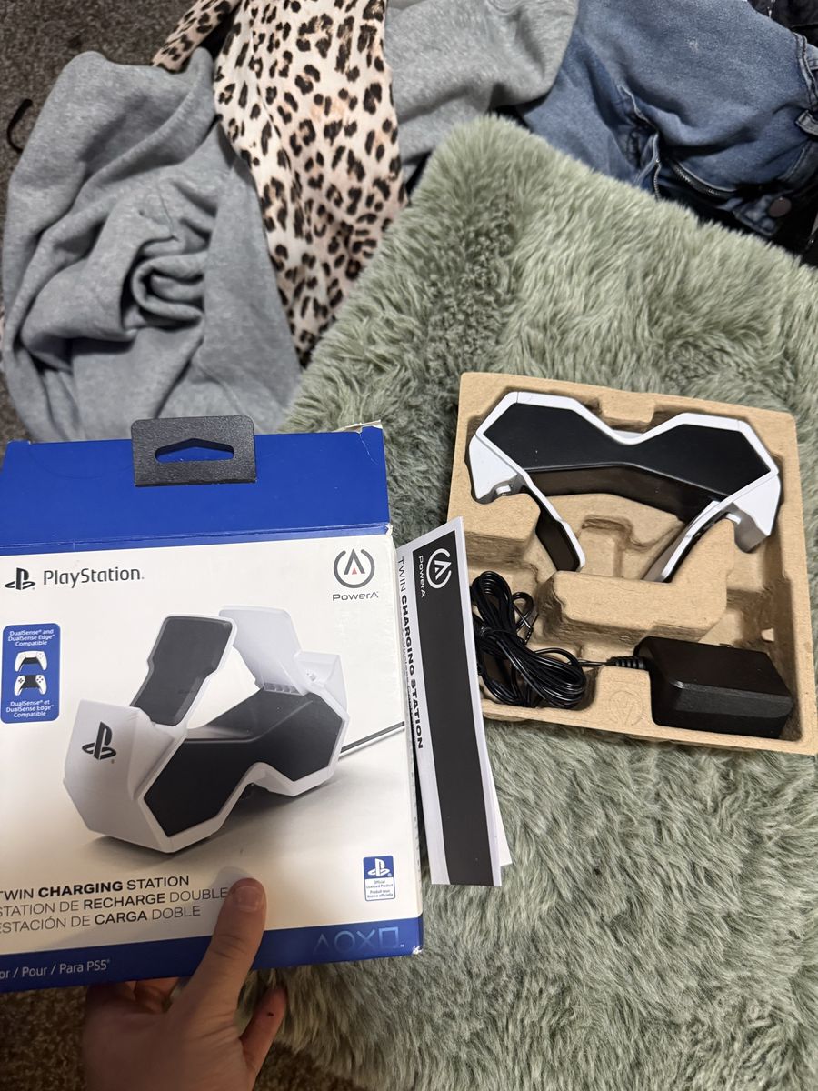 PS5 remote control holder and charger