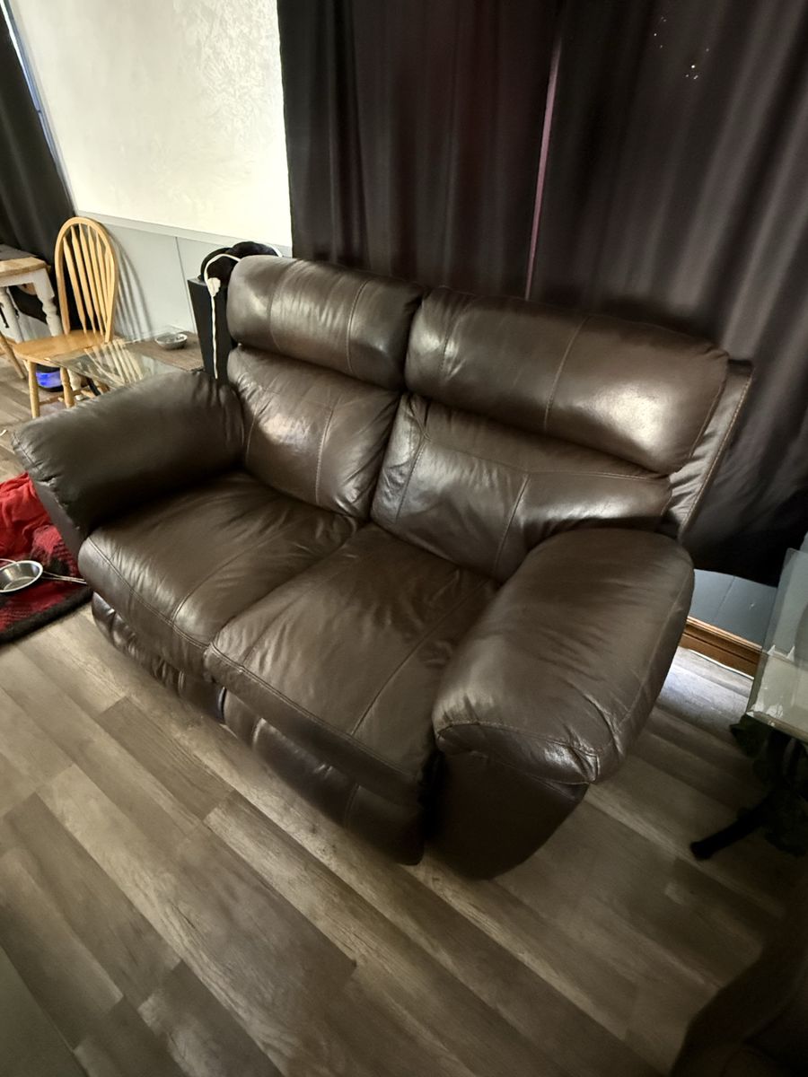 Brown leather recliner love seat.