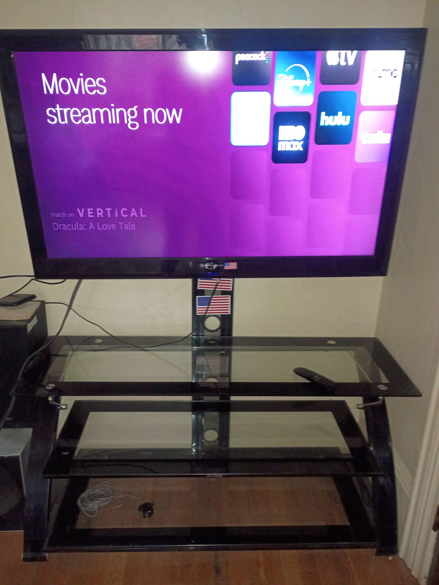 Tv 46 inches with glass stand