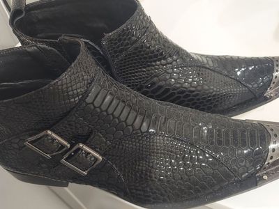 New never worn zise 42