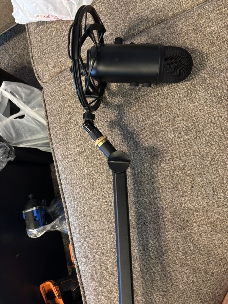 Blue Yeti ProfMulti Pattern W/arm Mic Boom
