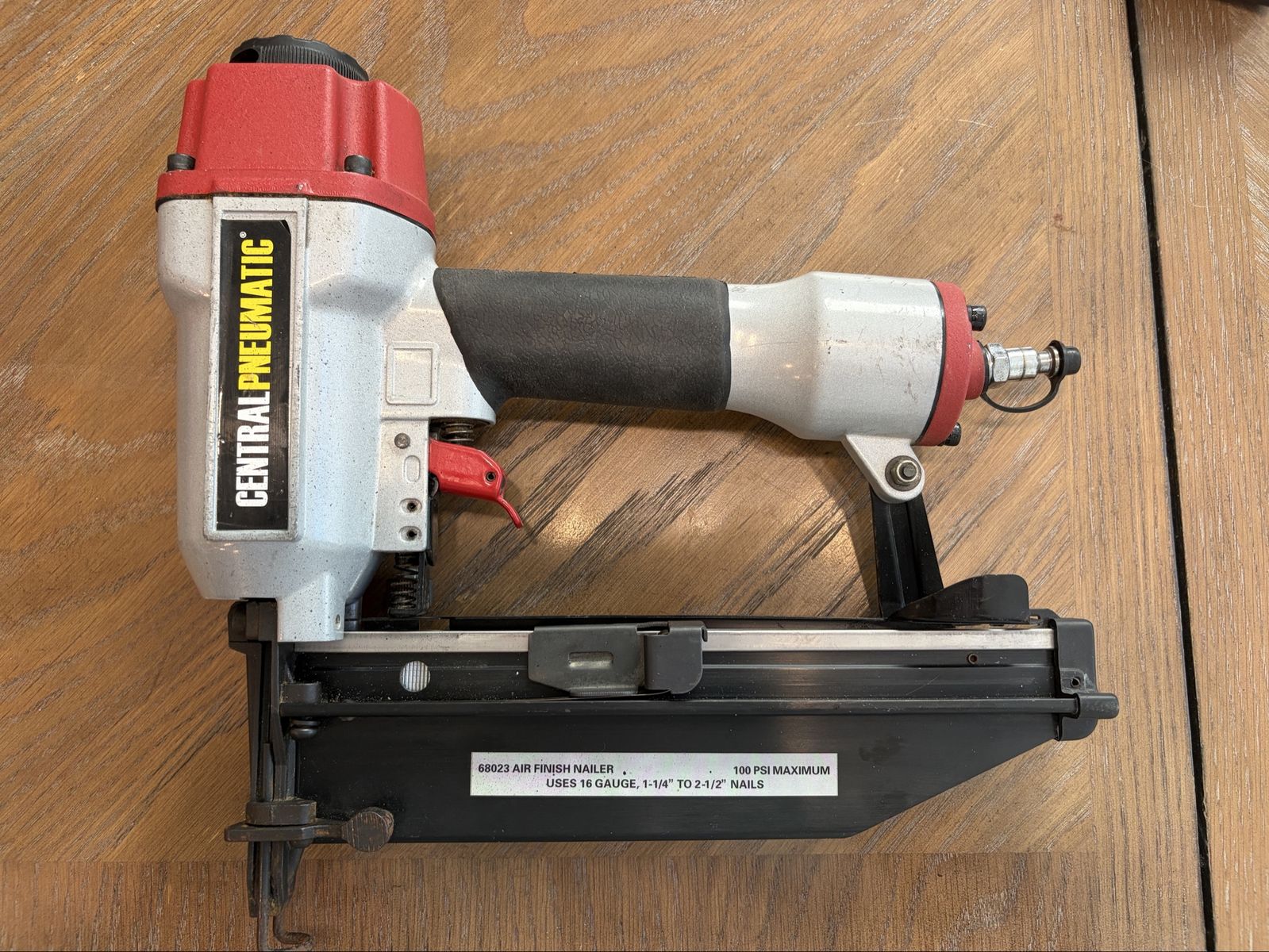 Central Pneumatic 68023 Air Finish Nailer 16 Gauge 1-1/4" to 2-1/2"