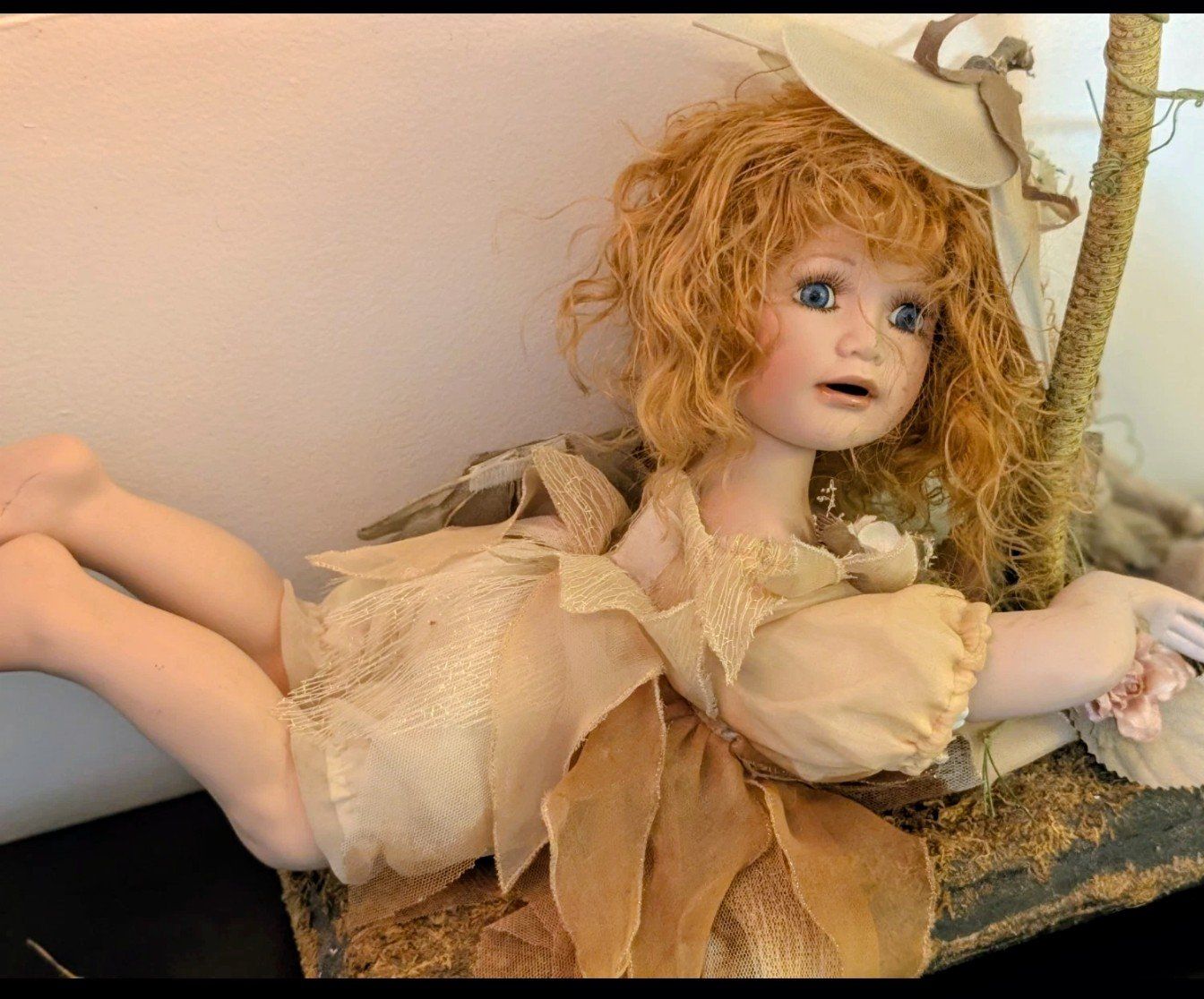 Duck House Heirloom Porcelain Fairy Doll Hugging Flower Lamp Red Hair
