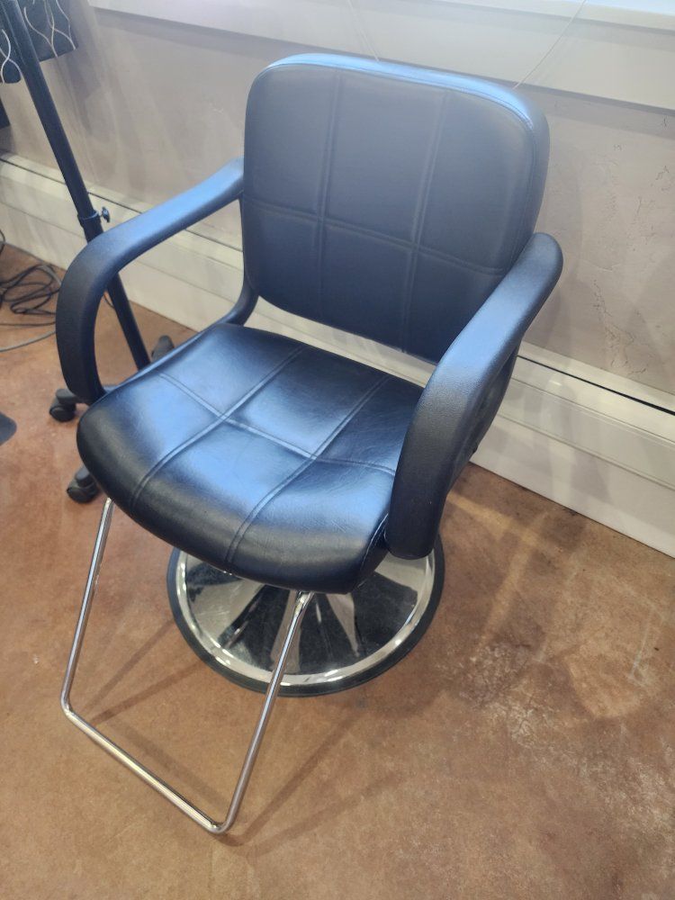 Black Hydraulic Salon Chair with Footrest - Professional Styling Swivel Chair