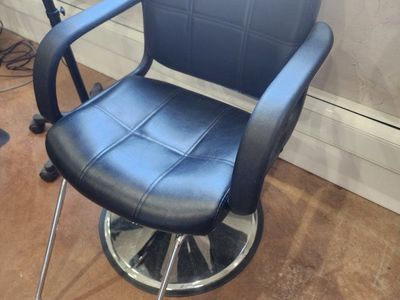 Black Hydraulic Salon Chair with Footrest - Professional Styling Swivel Chair