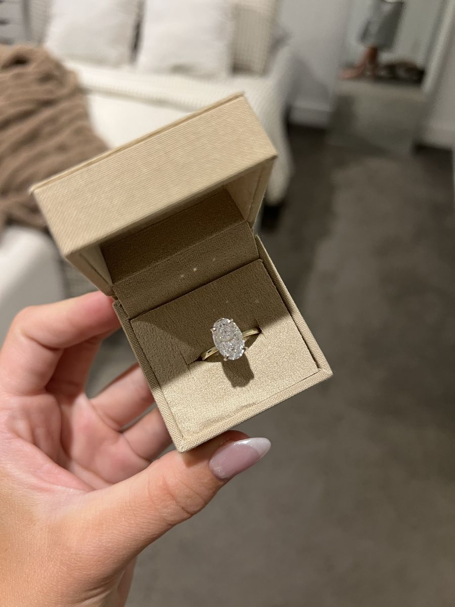 Stunning Moissanite Solitaire Engagement Ring - Elegant Gold Band