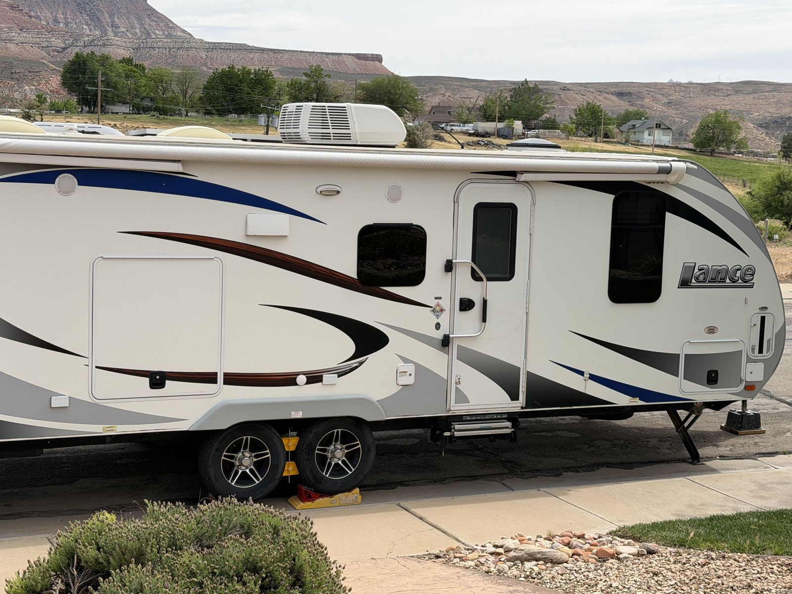 2017 Lance 2295 Travel Trailer