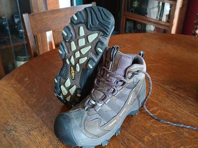 Keen Mens 9 like new