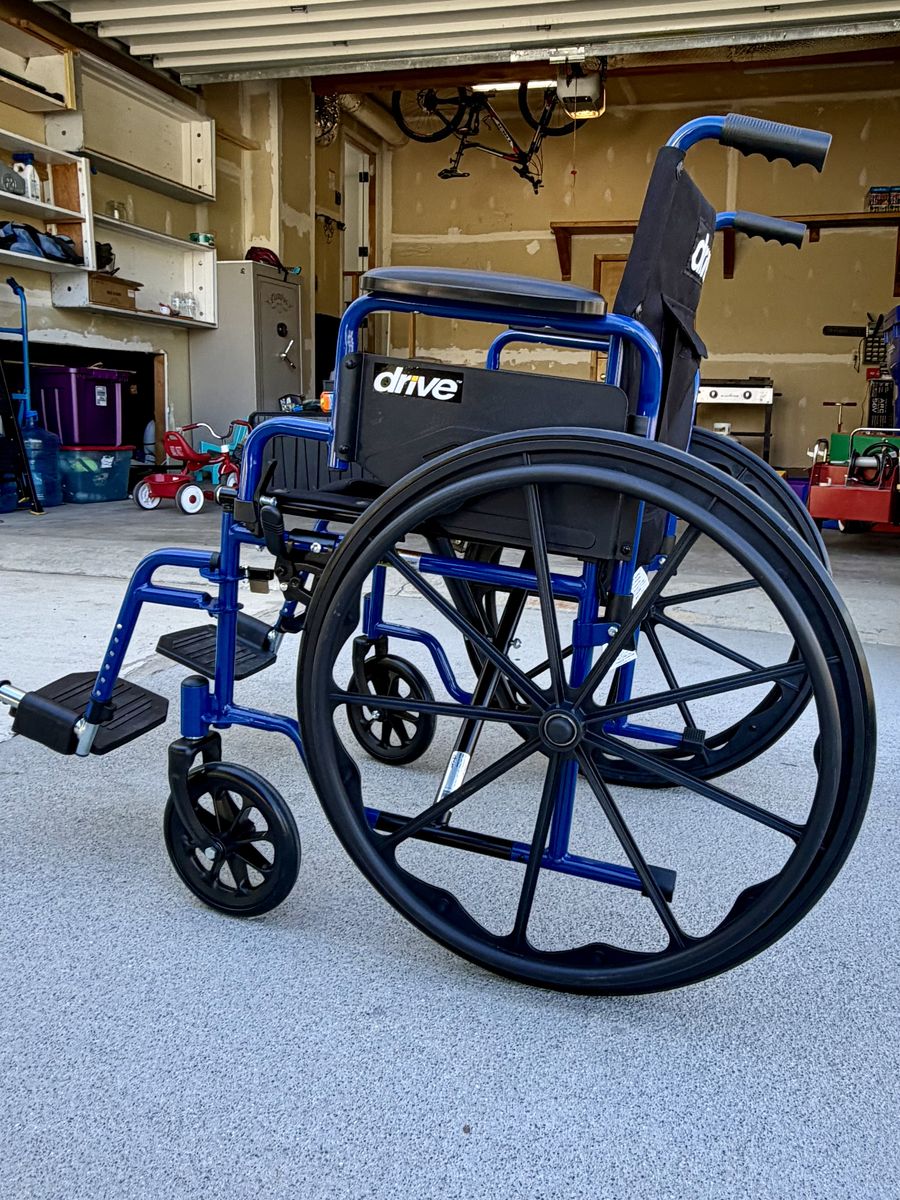 Wheelchair (Lightweight, easy transport, swing-away footrests