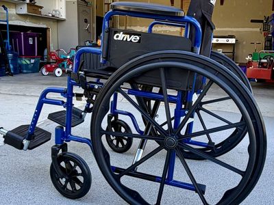 Wheelchair (Lightweight, easy transport, swing-away footrests