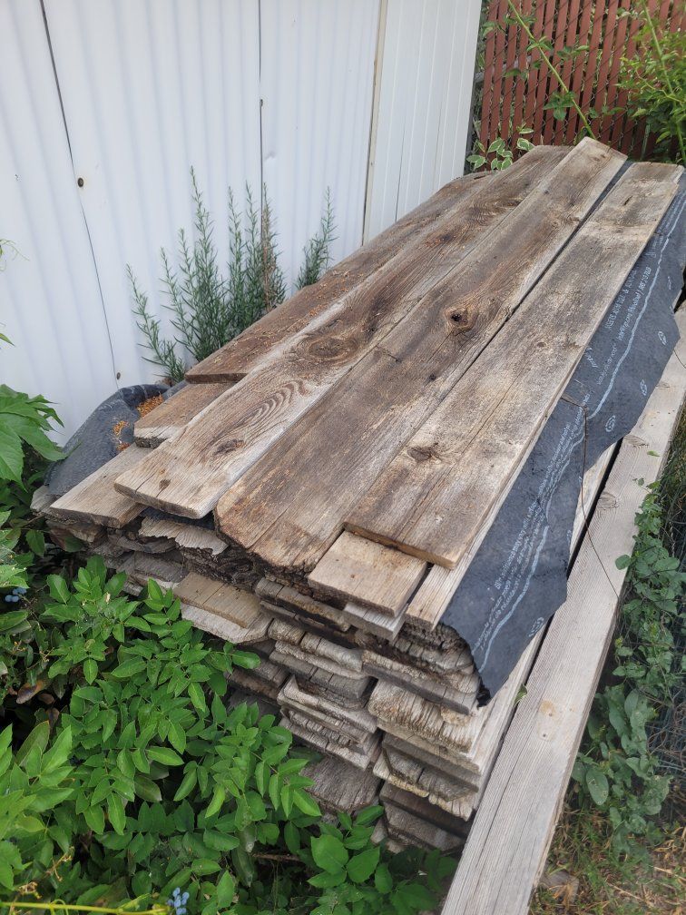 Weathered Wood fencing Planks - Reclaimed Barn Wood Style Lumber