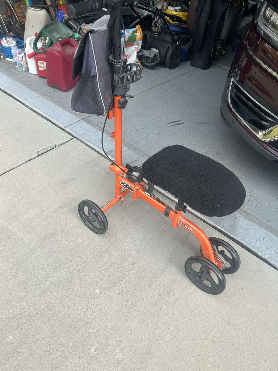 Knee Scooter with Padded Seat, Storage Bag & Bottle Holder