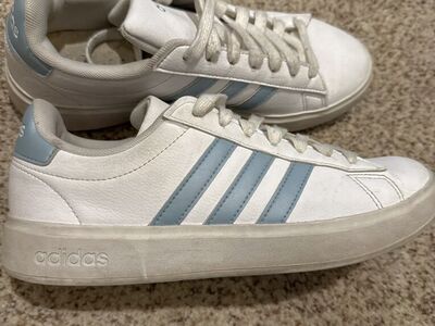 EUC- Womens Adidas Shoes 7.5