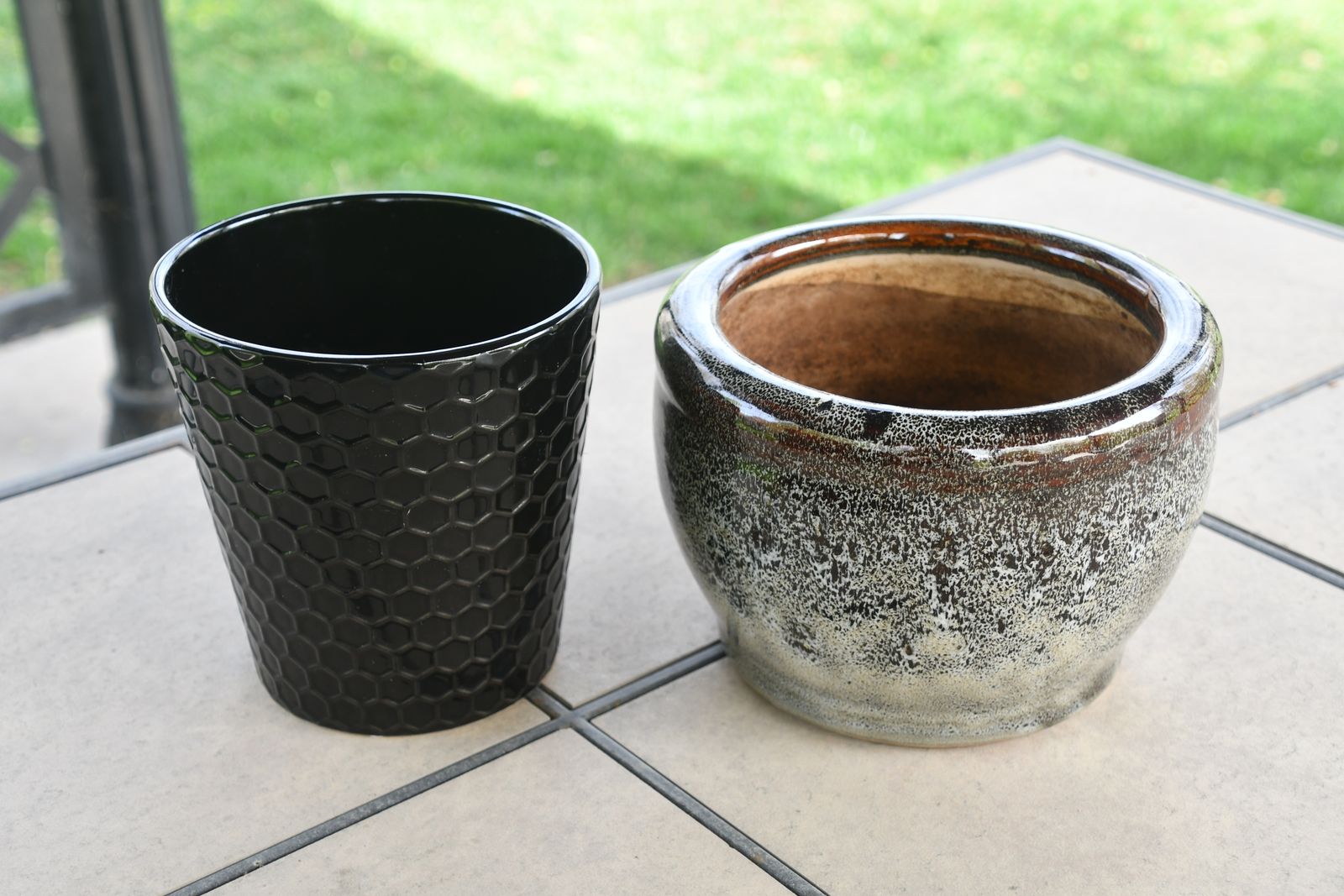 2 FLOWER POTS ~ DIAMETER 6.5" & 8" ~ NO CHIPS ~ BOTH FOR $5