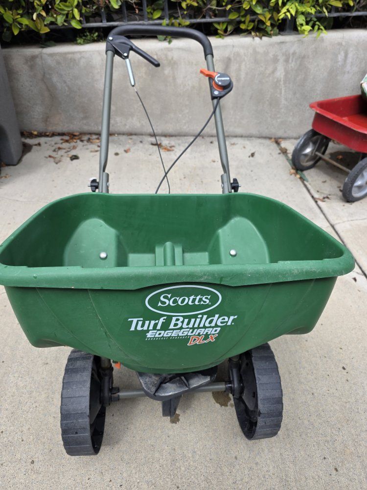 Scotts Turf Builder EdgeGuard DLX Broadcast Spreader Used