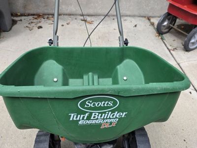 Scotts Turf Builder EdgeGuard DLX Broadcast Spreader Used