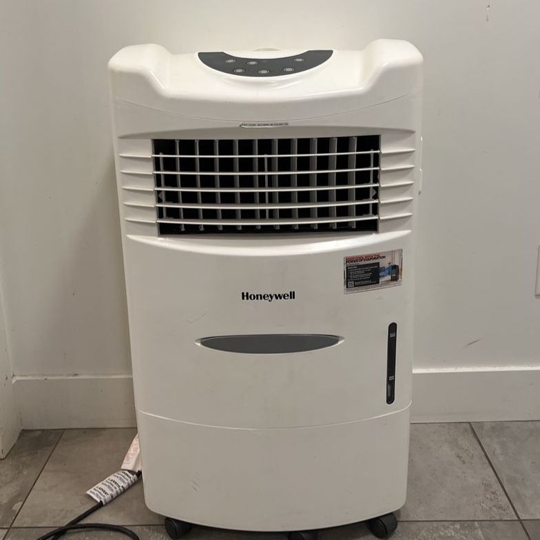Honeywell CS10XE 21 Pt. Portable Evaporative Cooler w/ Remote & Carbon Filter - White