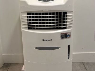 Honeywell CS10XE 21 Pt. Portable Evaporative Cooler w/ Remote & Carbon Filter - White