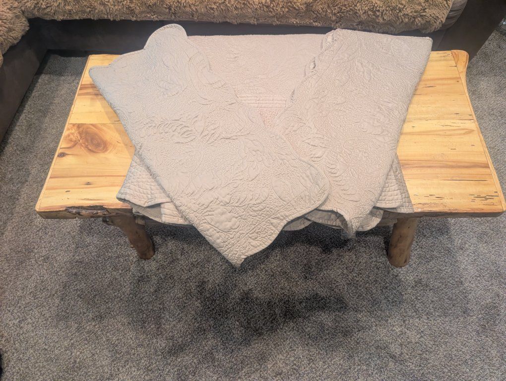 Beautiful Queen Size Quilt – Like New