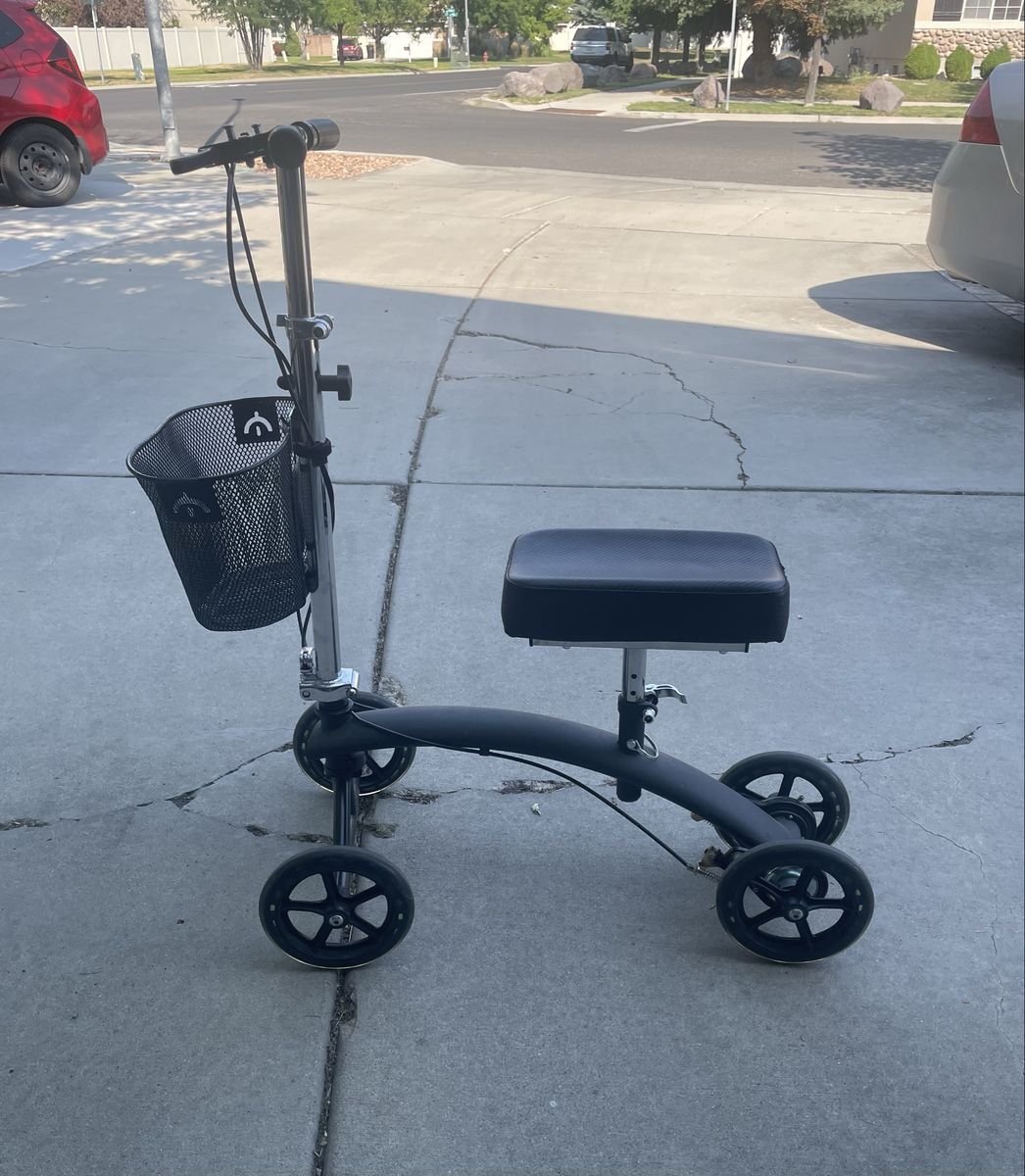 Knee Scooter, dual brakes, Front Wire Basket 