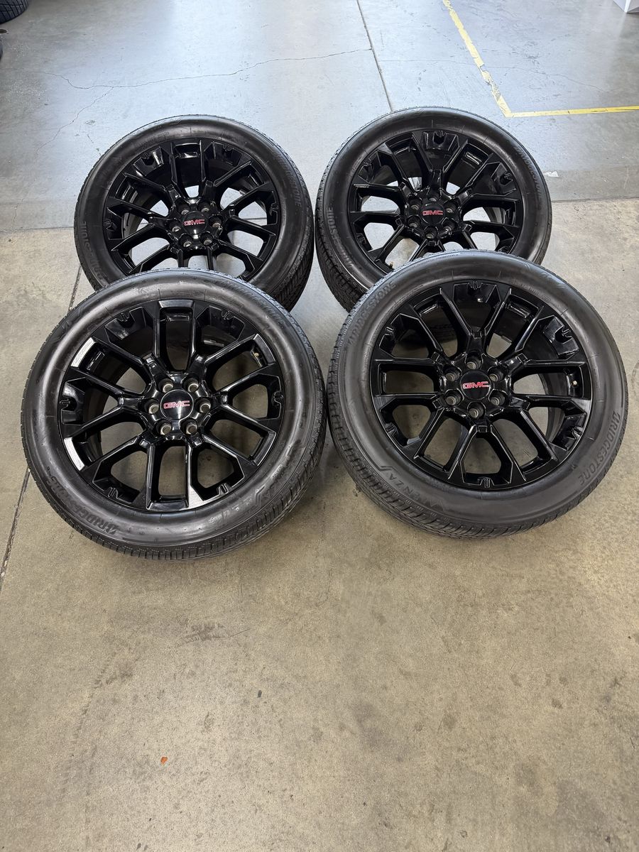 LIKE NEW 2026 gmc Yukon 1500 OEM 22in wheels/ 285/45/22 tires