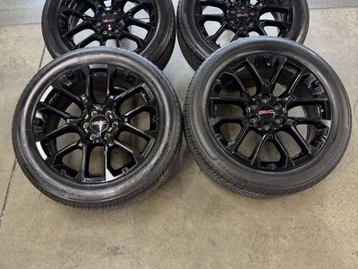 LIKE NEW 2026 gmc Yukon 1500 OEM 22in wheels/ 285/45/22 tires