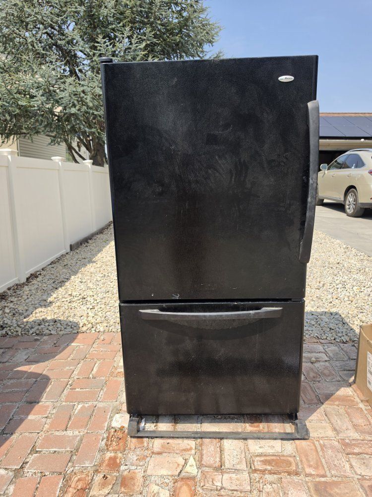 Amana refrigerator, working ice maker